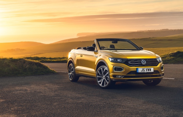 Автомобиль Volkswagen T-Roc Cabriolet R-Line 2020 года на фоне заката