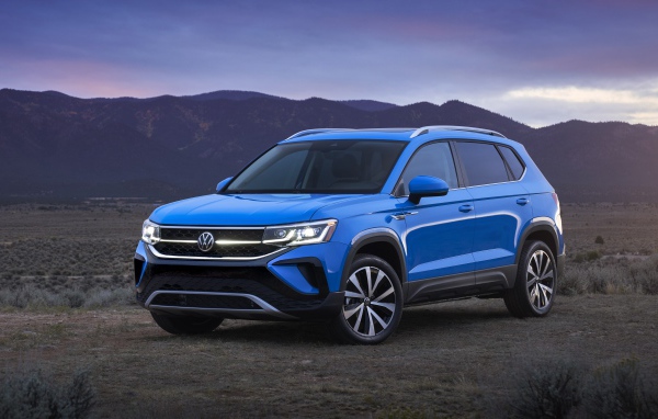 Голубой внедорожник  Volkswagen Taos 2022 года 
