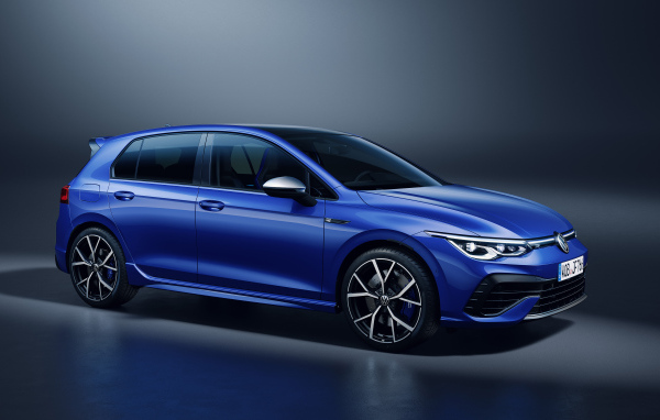 Синий автомобиль Volkswagen Golf R 2020 года на сером фоне