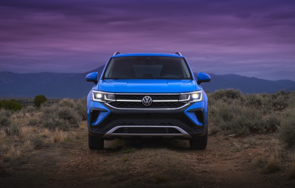 Голубой автомобиль  Volkswagen Taos, 2021 года вид спереди
