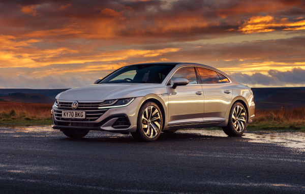 Серебристый автомобиль Volkswagen Arteon R-Line 2020 года на закате