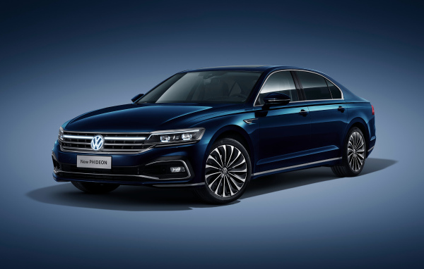 Стильный автомобиль Volkswagen Phideon 2021 года на сером фоне