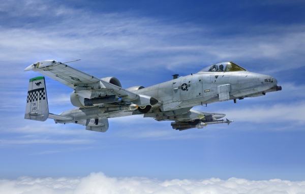 Штурмовик американской авиации A-10 Thunderbolt II AGM-65 Maverick, AIM-9 Sidewinder