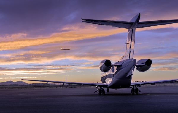 Большой самолет стоит на взлетной полосе  вид сзади