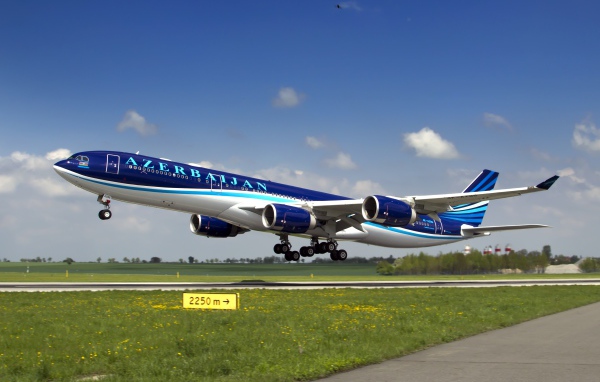 Пассажирский Airbus A-340-500 на взлетной полосе