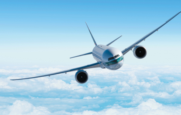 Пассажирский Аэробус а380 летит над облаками