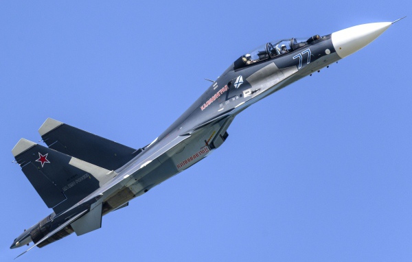 Российский истребитель  Su-30SM в небе