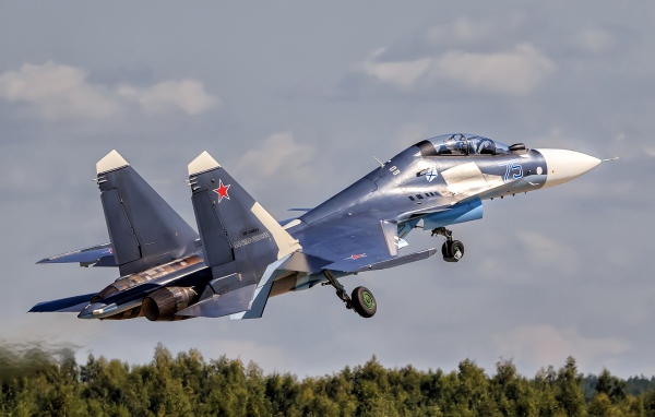 Истребитель Су-30 Su-30SM взлетает в небо 
