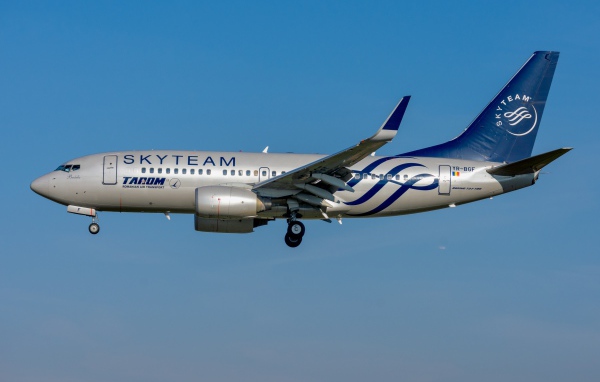 Пассажирский  Boeing 737-700W  авиакомпании TAROM Romanian в небе 