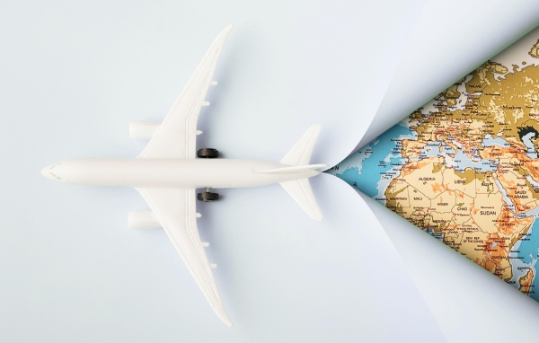 Белый самолет на карте 