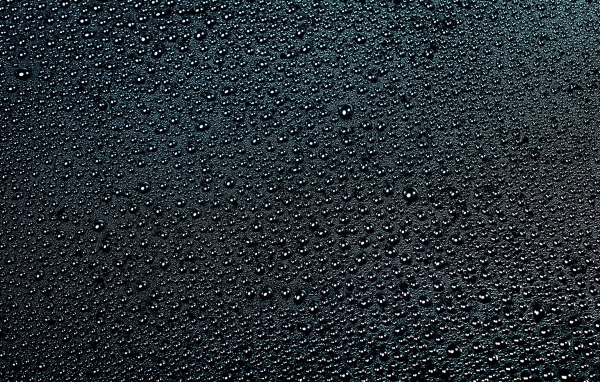 Черный фон с каплями воды 