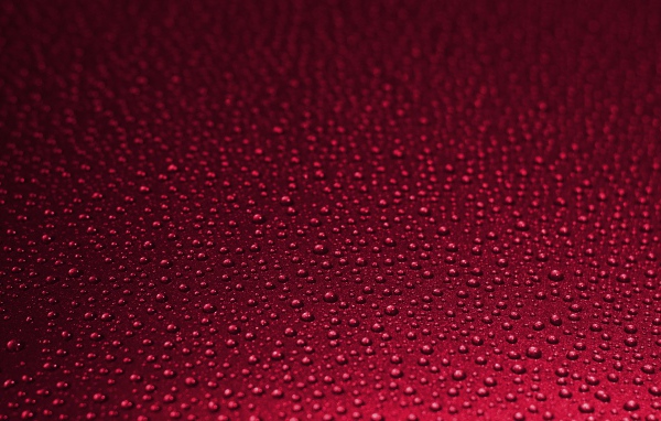 Красный фон с каплями воды 