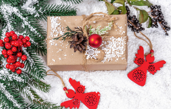 Подарок с еловой веткой и декором на Рождество 