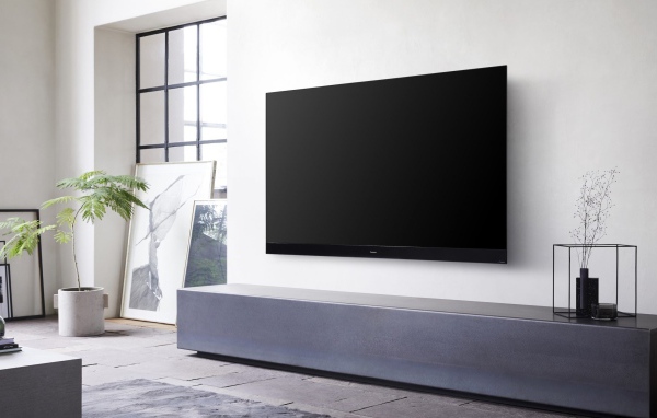 Новый телевизор Panasonic HZ2000 Dolby Vision IQ на стене