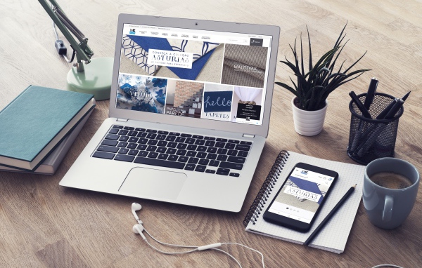 Ноутбук с канцелярскими предметами на столе 