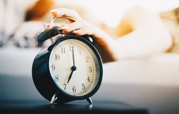 Будильник звонит в сеть утра