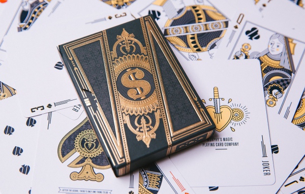 Красивая колода карт на столе 