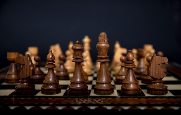 Красивые деревянные шахматы на доске 