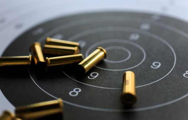 Мишень с патронами крупным планом 