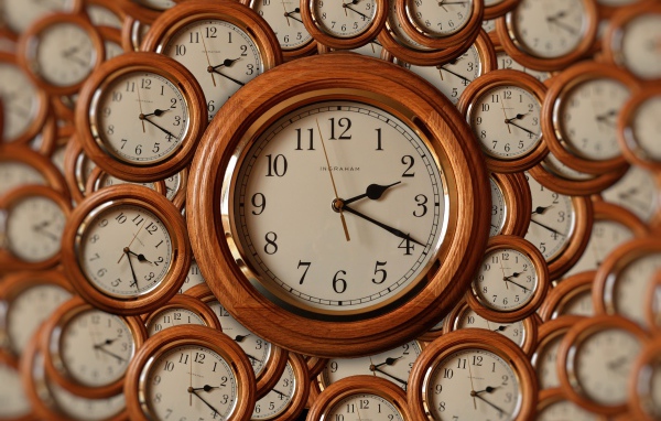 Часы на стене в деревянном корпусе 