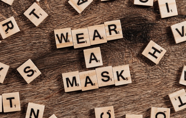 Кубики с буквами на английском языке на деревянном столе 