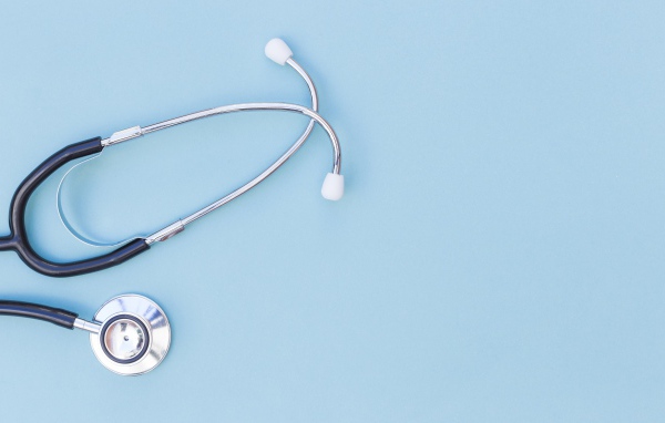 Фонендоскоп врача на голубом фоне