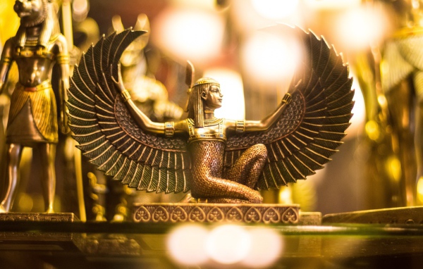 Египетские золотые фигурки на столе 