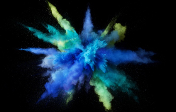 Взрыв сине-желтой краски на черном фоне