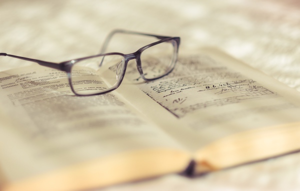 Очки для зрения лежат на книге