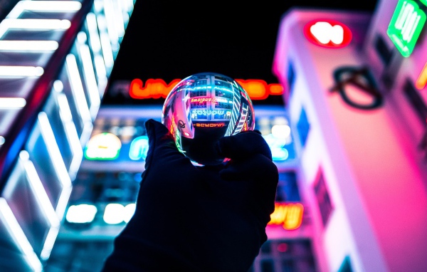 Стеклянный шар в руке на фоне казино 