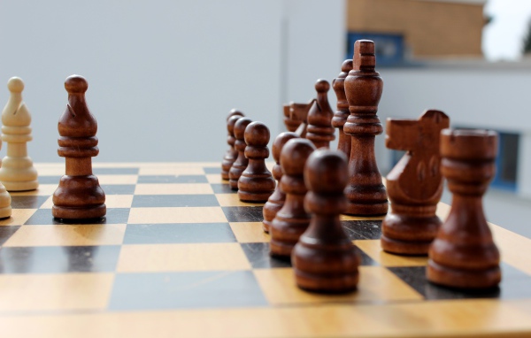 Большие деревянные шахматы на доске 