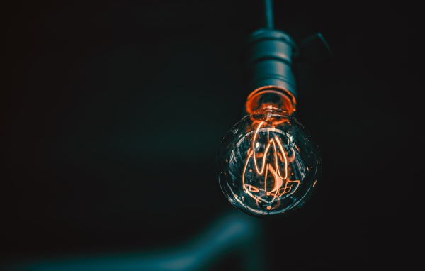 Зажженная лампа накаливания под потолком