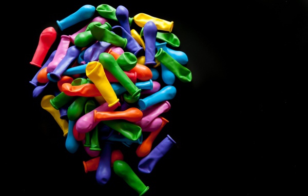 Много разноцветных шариком на черном фоне 