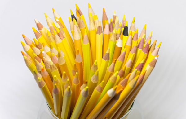 Много желтых карандашей на белом фоне крупным планом