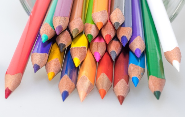 Разноцветные карандаши на белом фоне крупным планом