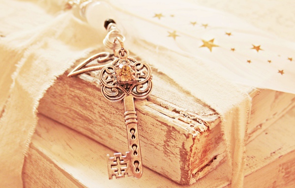 Старые книги с ключом на столе