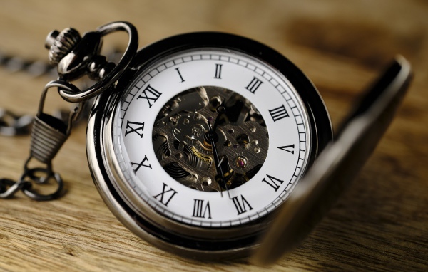 Старые карманные часы на цепочке 