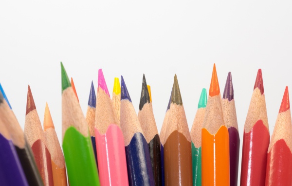 Острые разноцветные карандаши для рисования на белом фоне