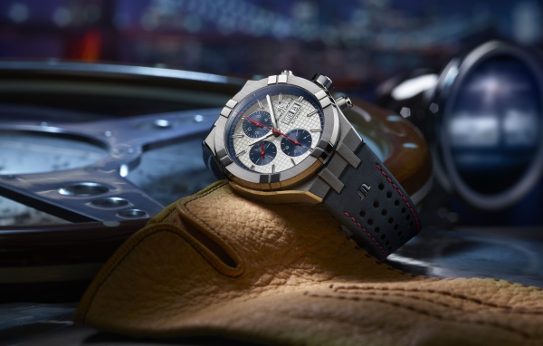 Стильные мужские часы Maurice Lacroi лежит на столе 