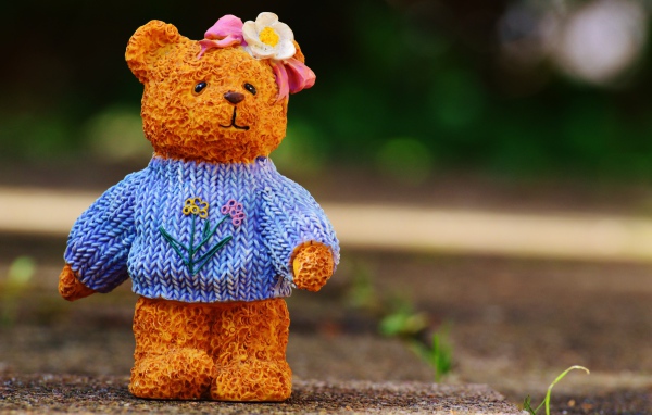 Фигурка медвежонка на земле 