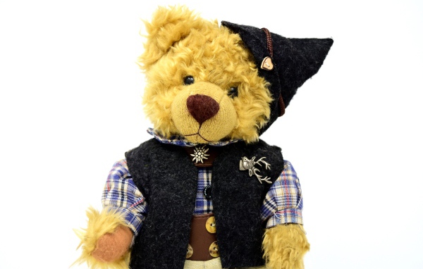 Медвежонок Тедди в костюме на белом фоне