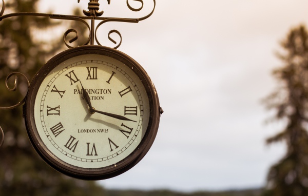 Старинные уличные часы показывают время 