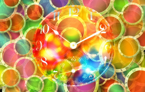 Часы  на необычном фоне