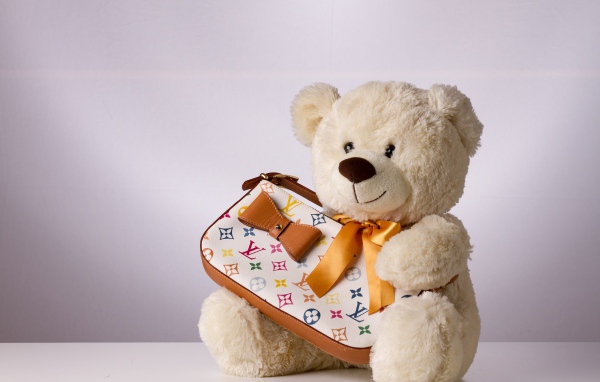 Белый плюшевый медведь с сумочкой