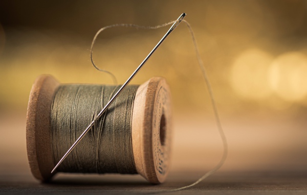 Деревянная катушка с нитками и иголкой 