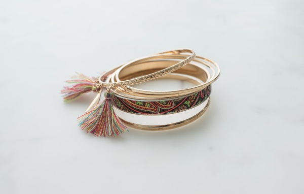 Браслеты на руку на сером фоне