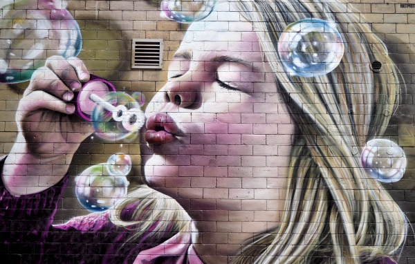 Девочка с мыльными пузырями нарисована на стене 