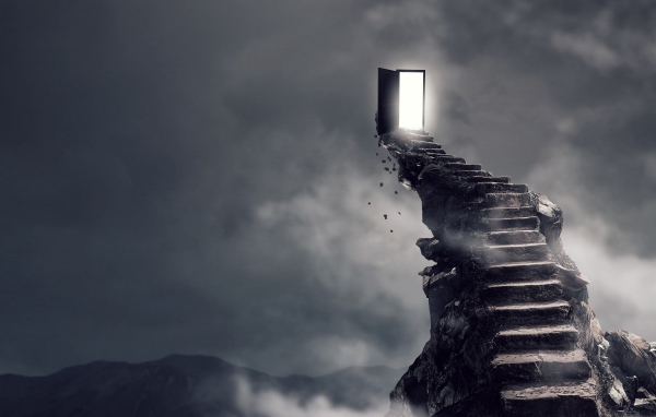 Каменная лестница ведет к двери в небе 