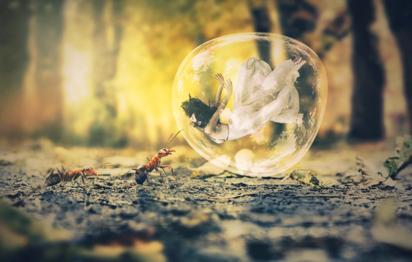 Девушка в пузыре на асфальте с муравьями