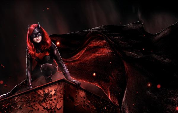 Супергерой Бэтвумен в черном плаще на крыше